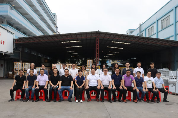 海尔与八吉星伙伴在商用电磁炉生产厂家合影 海尔与八吉星伙伴在商用电磁炉生产厂家合影